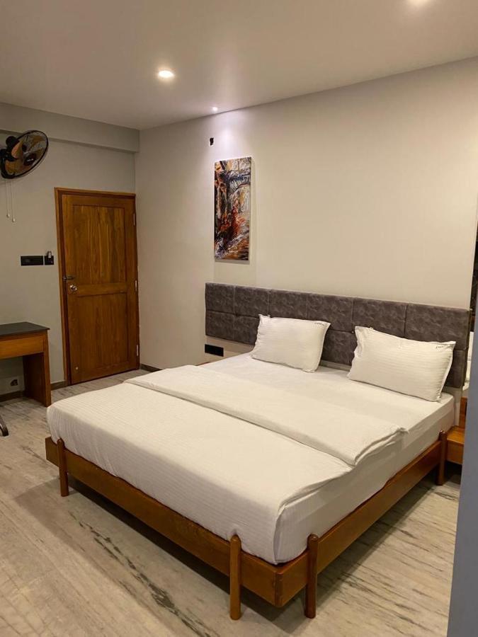Luxe * Kannur